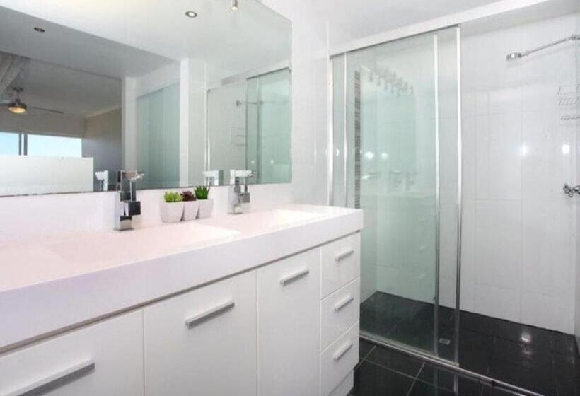 Pacific Plaza Apartments