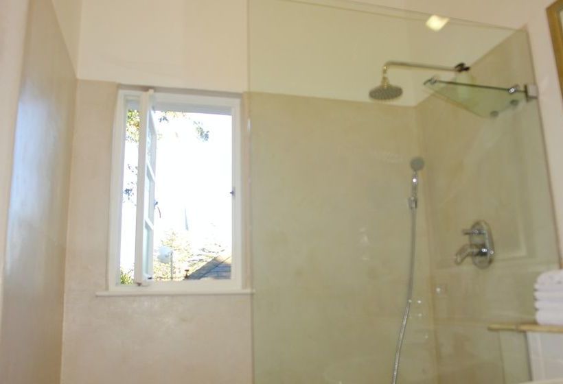 Majatalo Hunneyball House