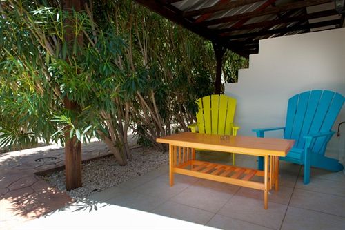 White Beach Apartments Palm Beach