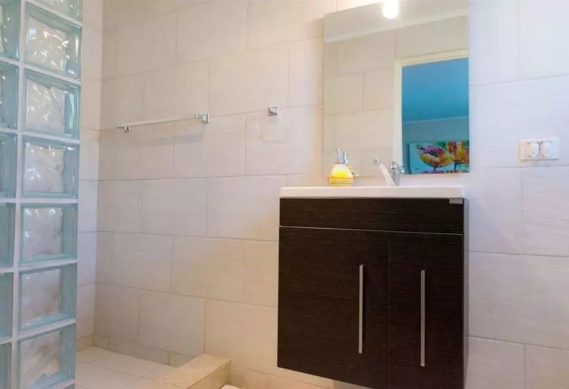White Beach Apartments Palm Beach
