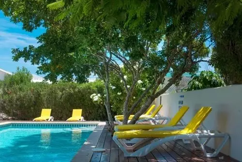 White Beach Apartments Palm Beach