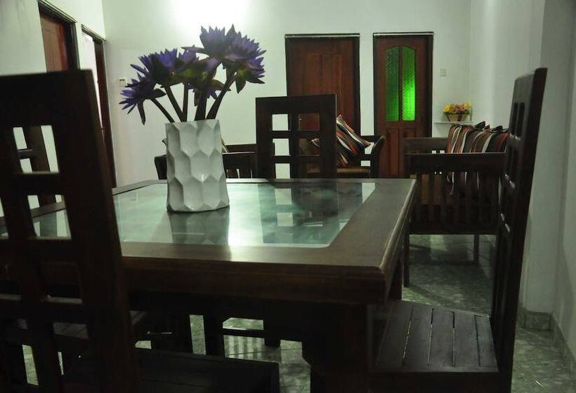 Отель Crescent Resort