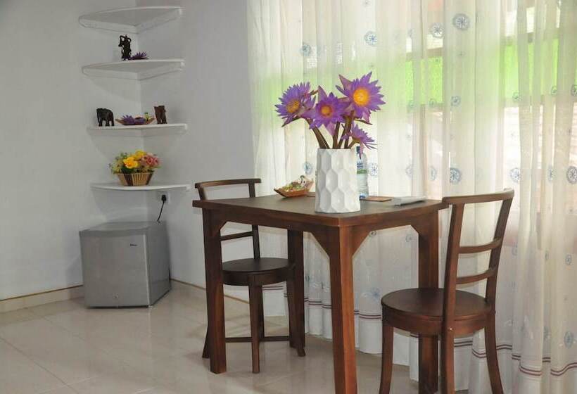 Отель Crescent Resort