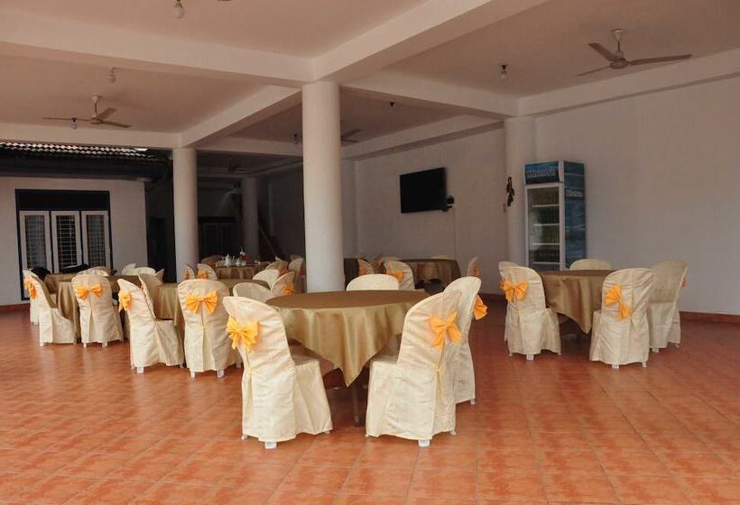 Отель Crescent Resort