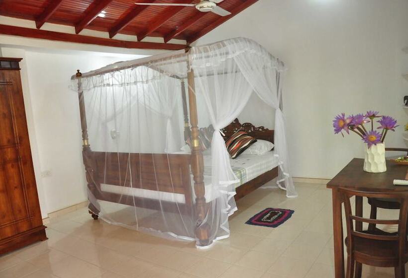 Отель Crescent Resort