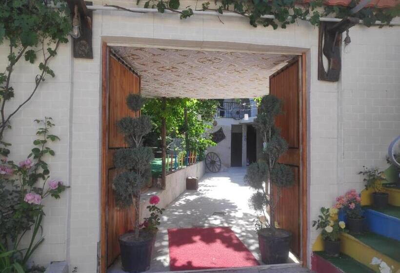 هاستل Unicorn Cave