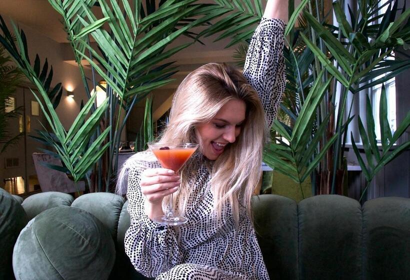 Отель J.d.young