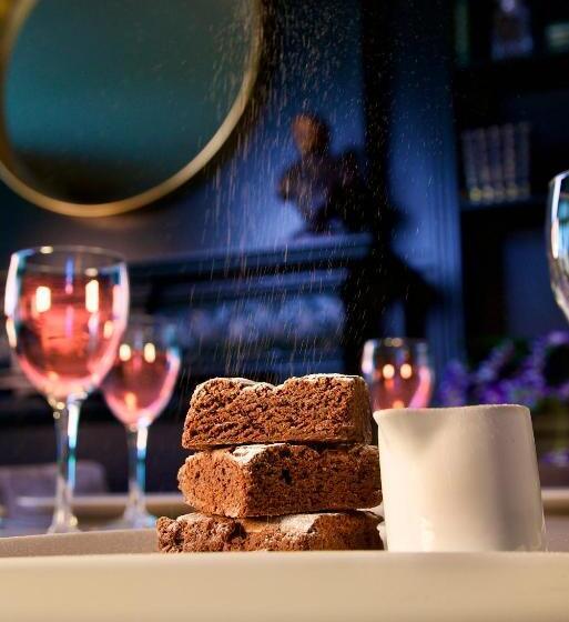 Отель J.d.young