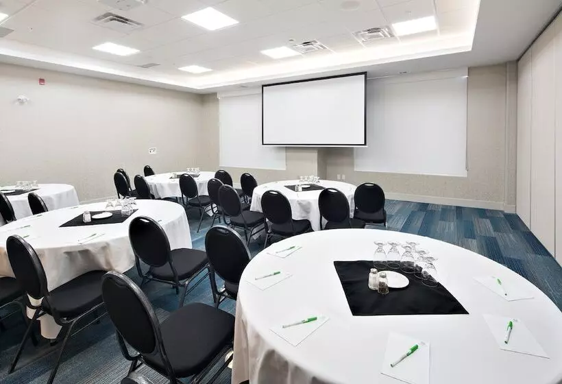 ホテル Holiday Inn Express   Red Deer North, An Ihg