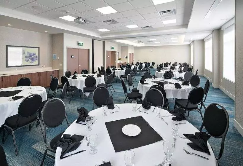 ホテル Holiday Inn Express   Red Deer North, An Ihg