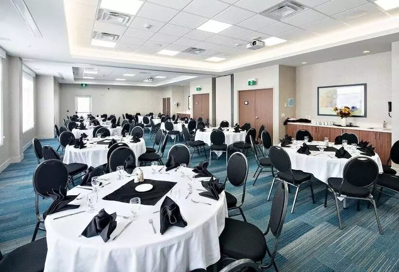ホテル Holiday Inn Express   Red Deer North, An Ihg