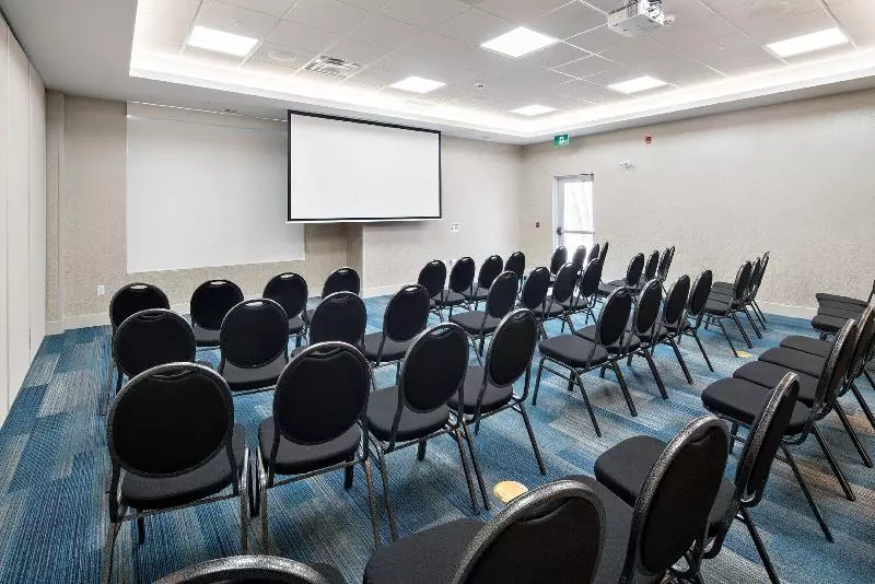ホテル Holiday Inn Express   Red Deer North, An Ihg
