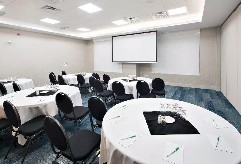 ホテル Holiday Inn Express   Red Deer North, An Ihg