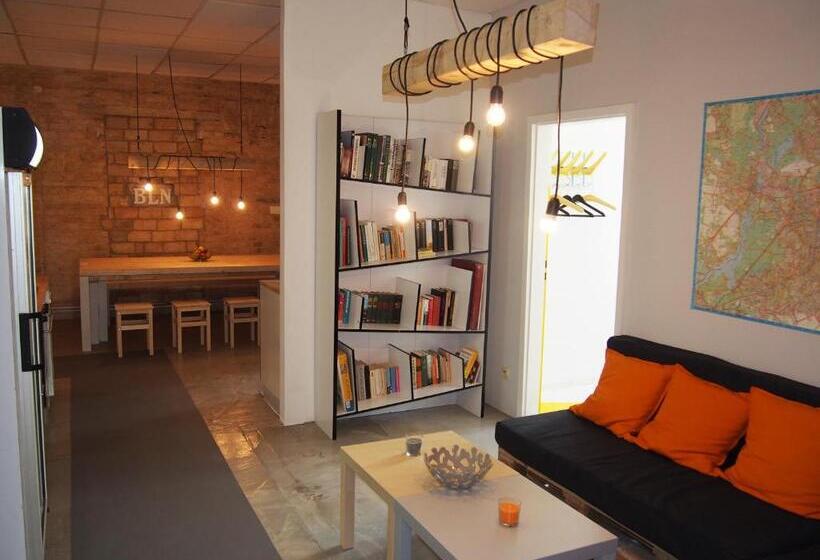 هاستل Box61 Art Concept Flat