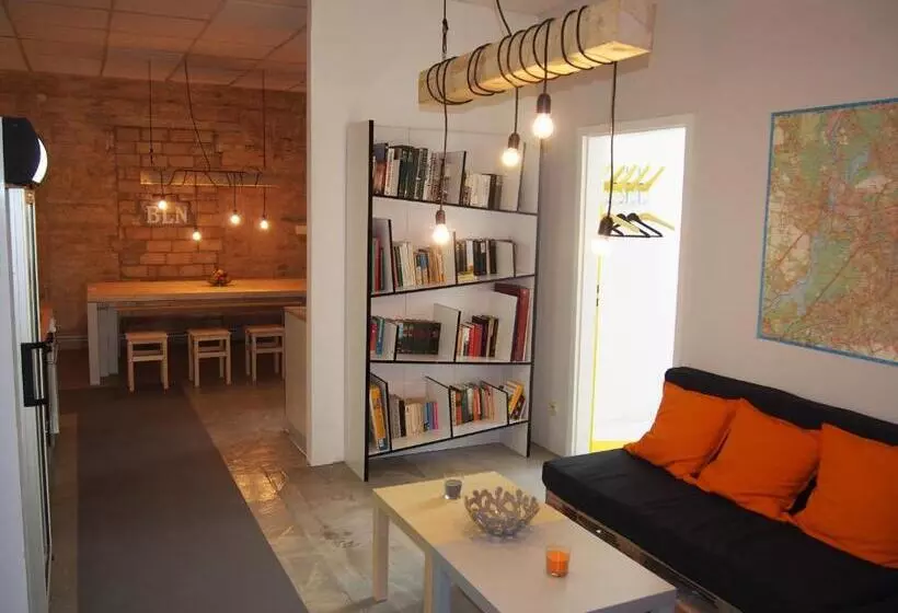 هاستل Box61 Art Concept Flat