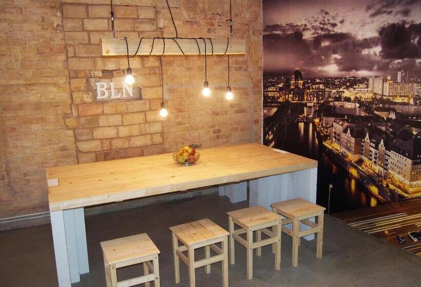 هاستل Box61 Art Concept Flat