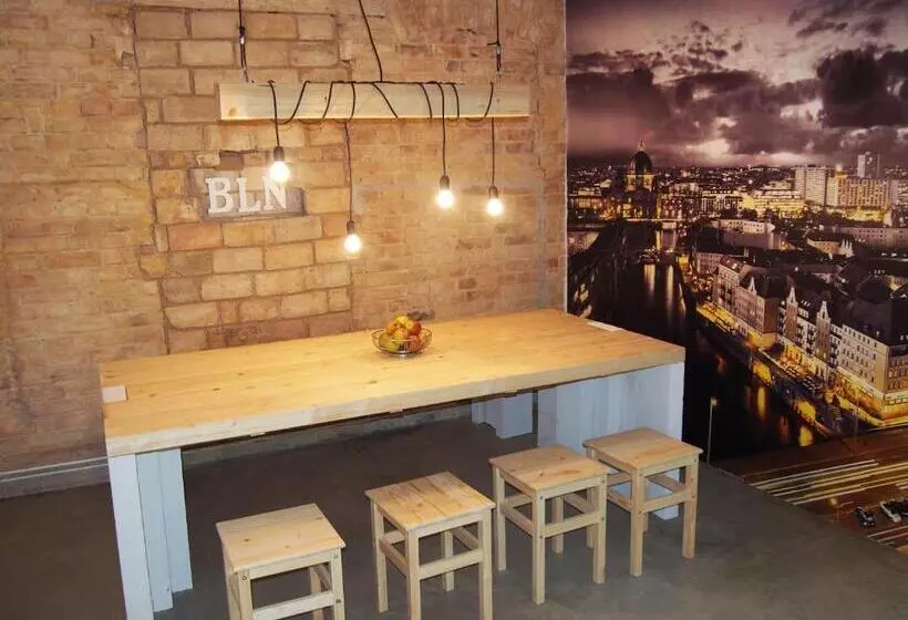 هاستل Box61 Art Concept Flat