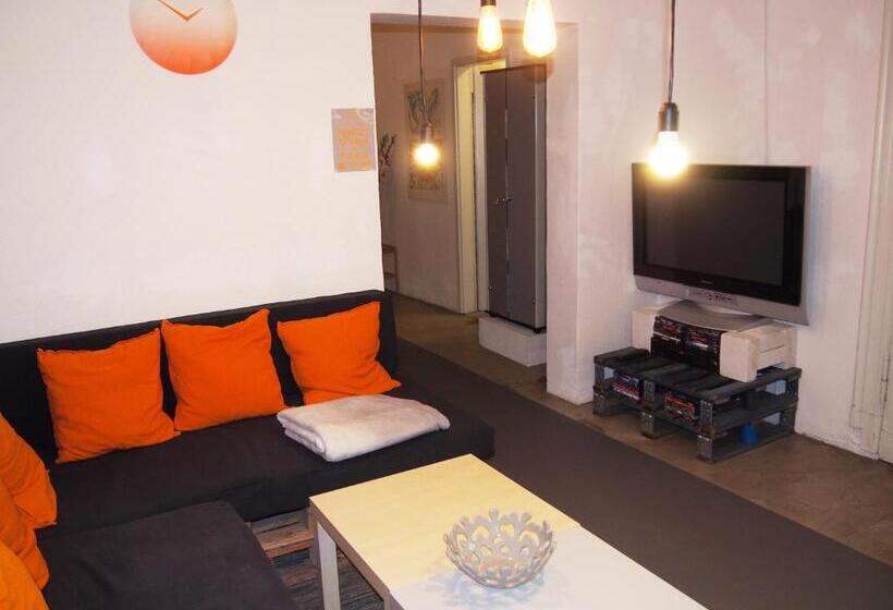 هاستل Box61 Art Concept Flat