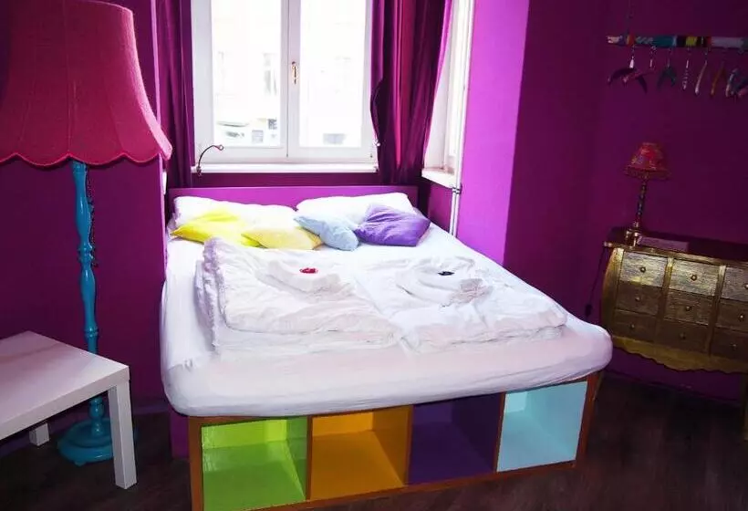 هاستل Box61 Art Concept Flat