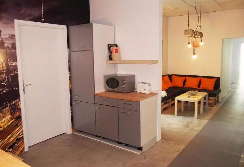 هاستل Box61 Art Concept Flat