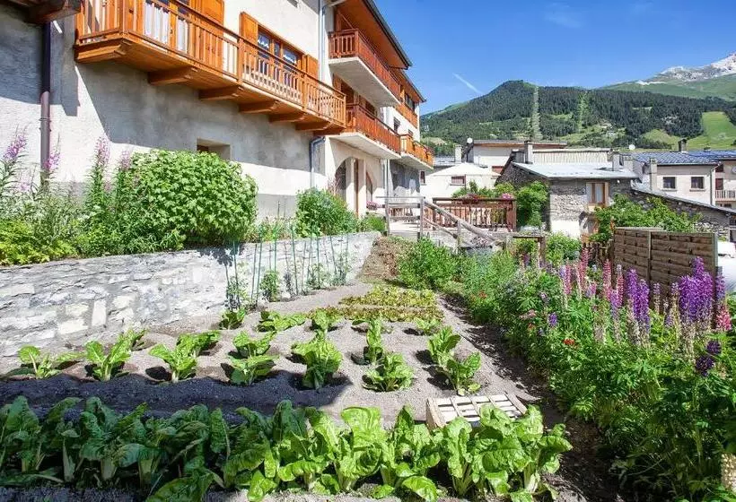 تختخواب و صبحانه La Roche Du Croue