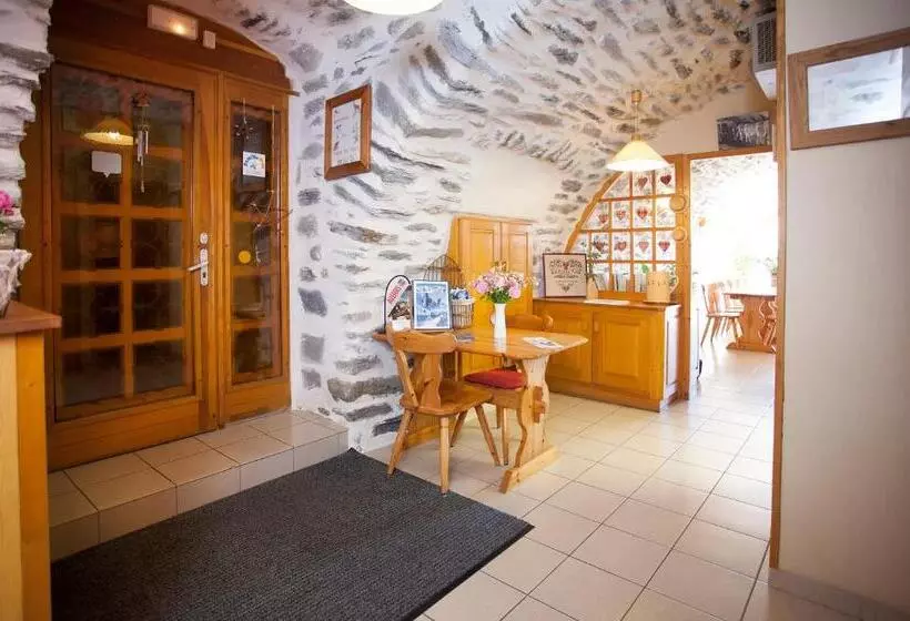 تختخواب و صبحانه La Roche Du Croue