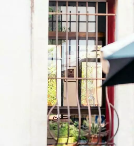 تختخواب و صبحانه Maison De Charme D Arles