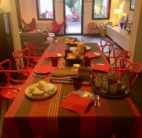 تختخواب و صبحانه Maison De Charme D Arles