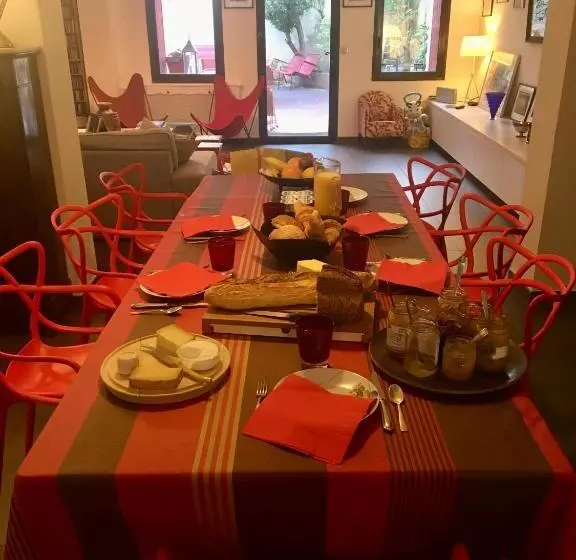 تختخواب و صبحانه Maison De Charme D Arles