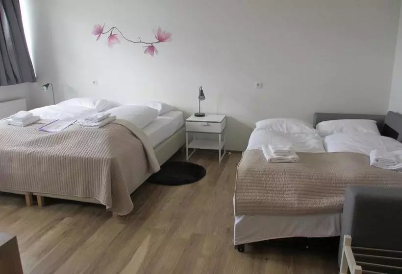 تختخواب و صبحانه Route 1 Guesthouse