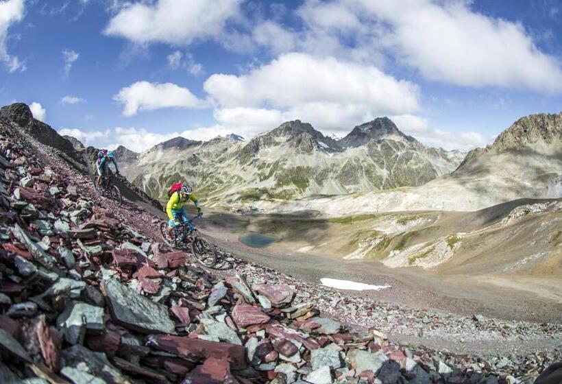 Hotel Hostel By Randolins