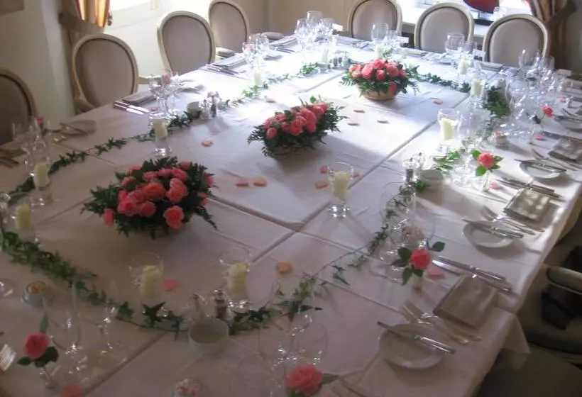 ホテル Hôtel Restaurant Les Deux Frères