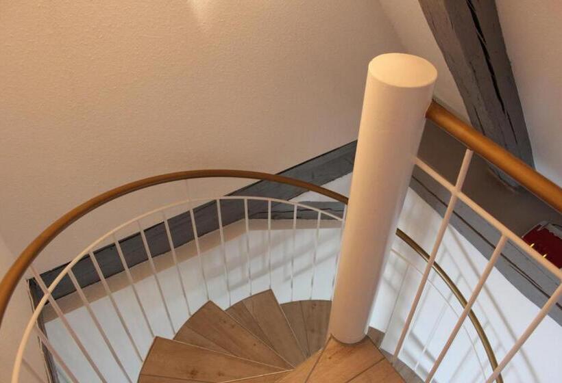 هتل Schmales Haus