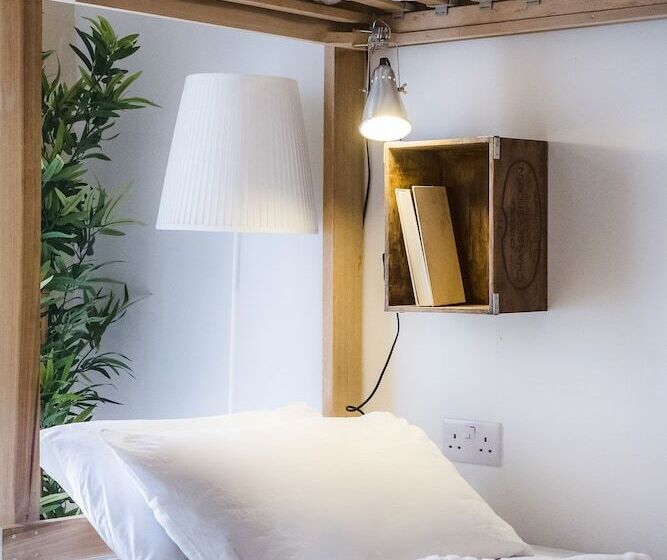 هتل Two Pillows Boutique Hostel