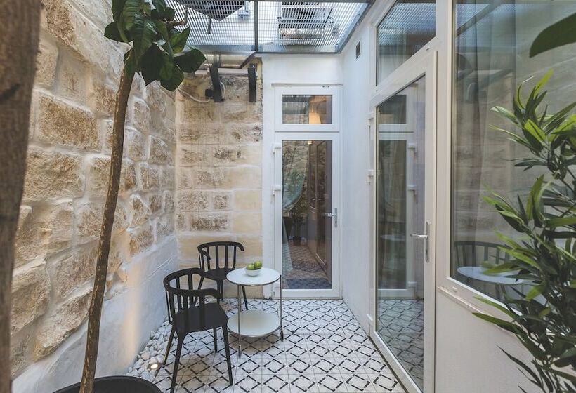 هتل Two Pillows Boutique Hostel