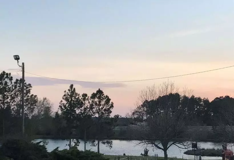 Hotelli Budget Lakeview Inn