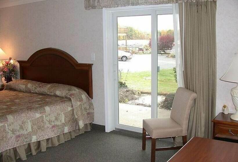 Отель Flying W Airport & Resort