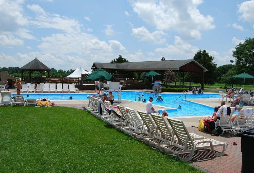 Отель Flying W Airport & Resort