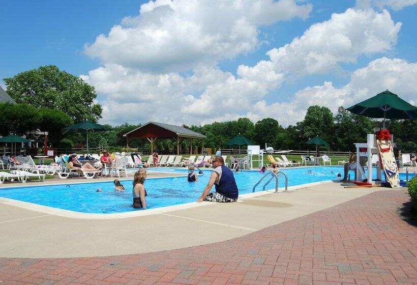 Отель Flying W Airport & Resort