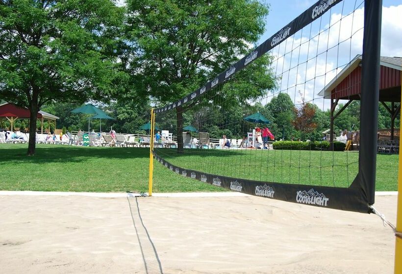 Отель Flying W Airport & Resort