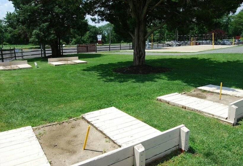 Отель Flying W Airport & Resort