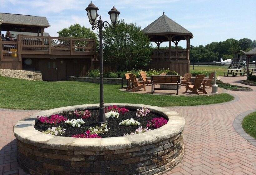 Отель Flying W Airport & Resort