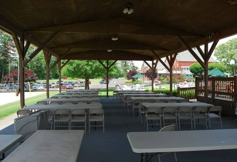 Отель Flying W Airport & Resort