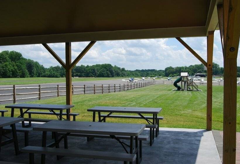 Отель Flying W Airport & Resort