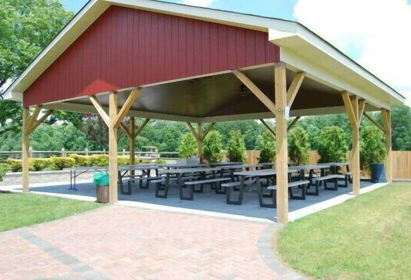 Отель Flying W Airport & Resort