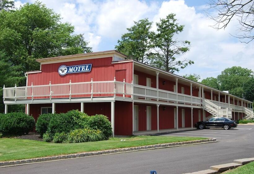 Отель Flying W Airport & Resort