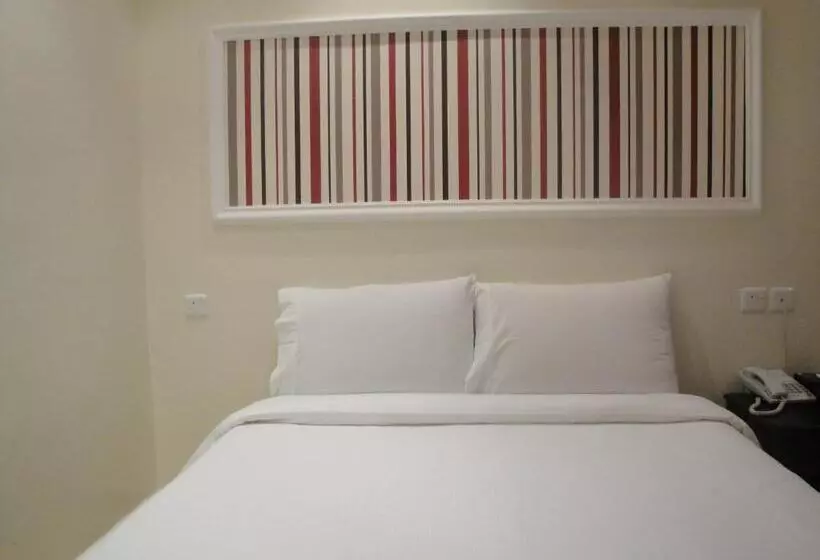 Marina Royal Hotel Suites