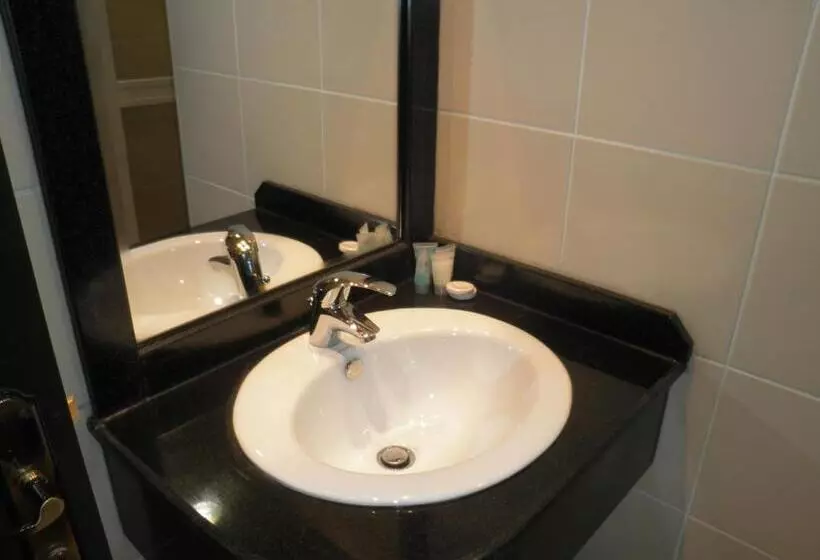 Marina Royal Hotel Suites