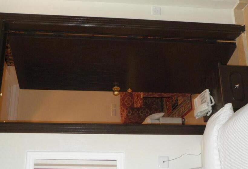 Marina Royal Hotel Suites