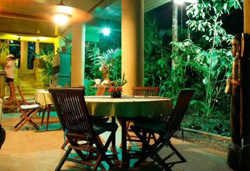 Hotelli Waterfall Villas